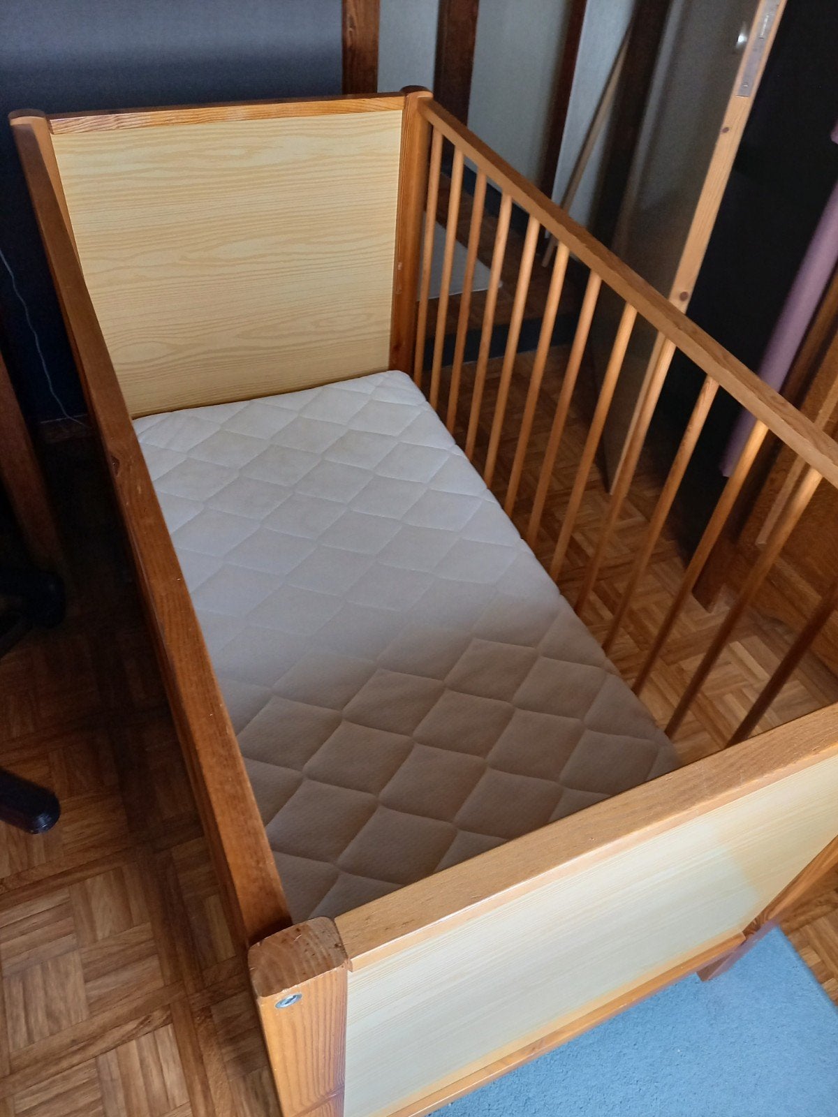 houten kinderbedje met lattenbodem en nieuwe matras, Kinderen en Baby's, Ophalen, Lattenbodem