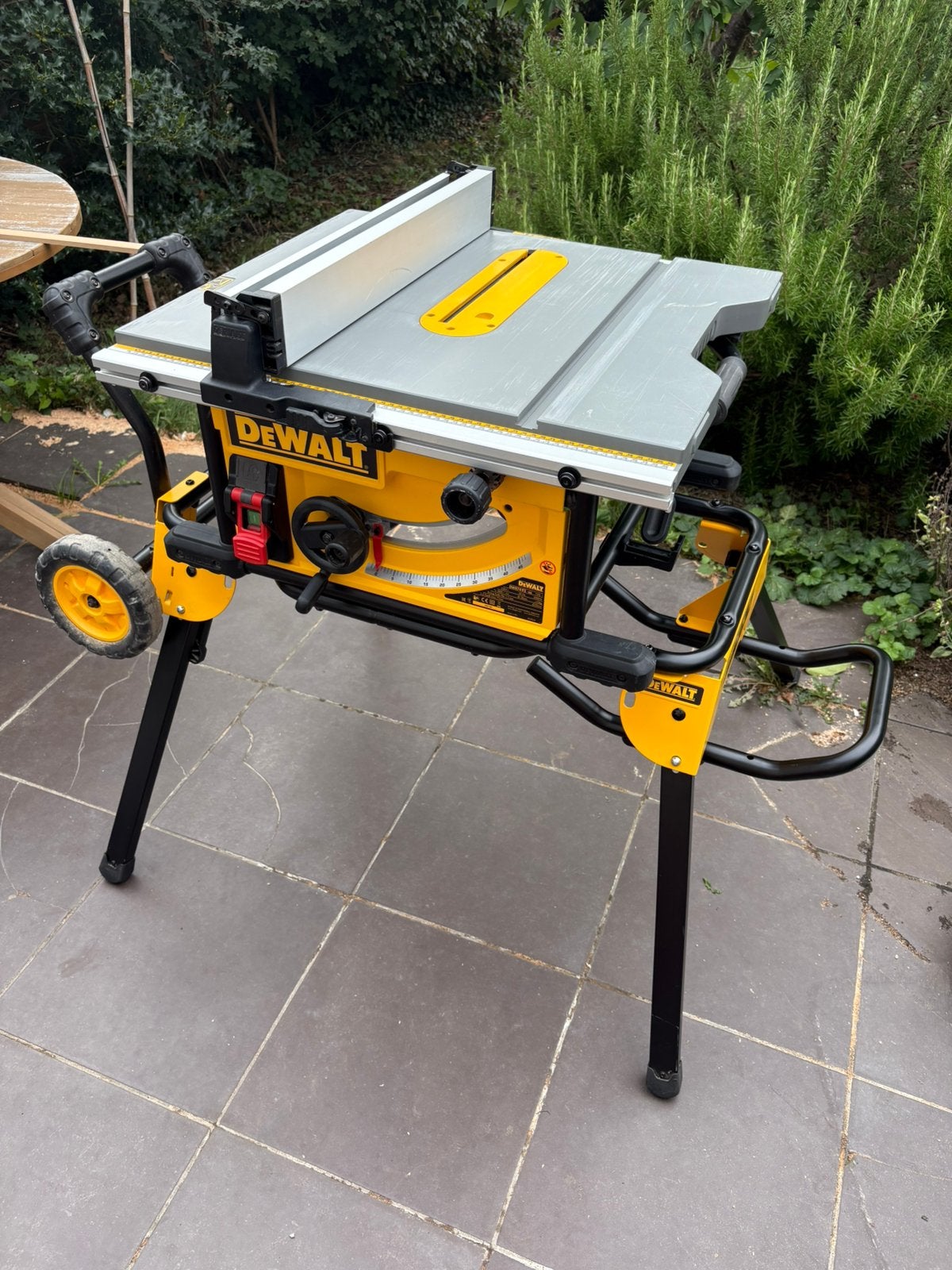 Scie sous table DWE 7492 + chassis mobile, Bricolage & Construction, 1200 watts ou plus, 70 mm ou plus, Comme neuf, Enlèvement