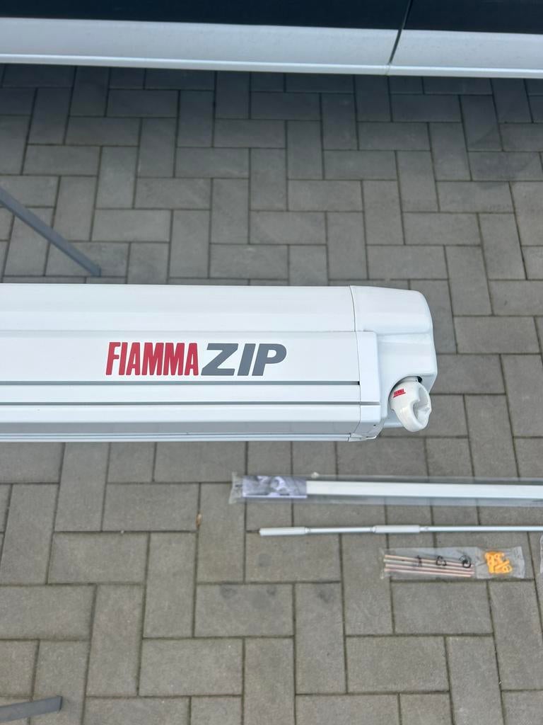 Fiamma f45 zip 350 (Nieuw - 1 maand gemonteerd geweest), Caravans en Kamperen, Voortenten en Luifels, Ophalen, Zo goed als nieuw