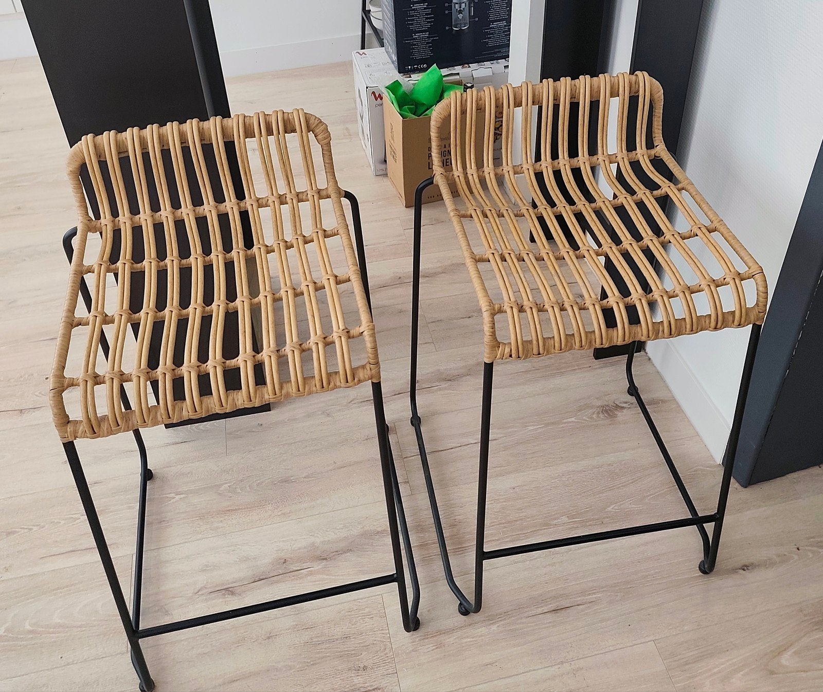 [Vente séparée ou lot] Tabourets haut rotin noir +table bar, Avec repose-pieds, 2 tabourets, Synthétique, Comme neuf