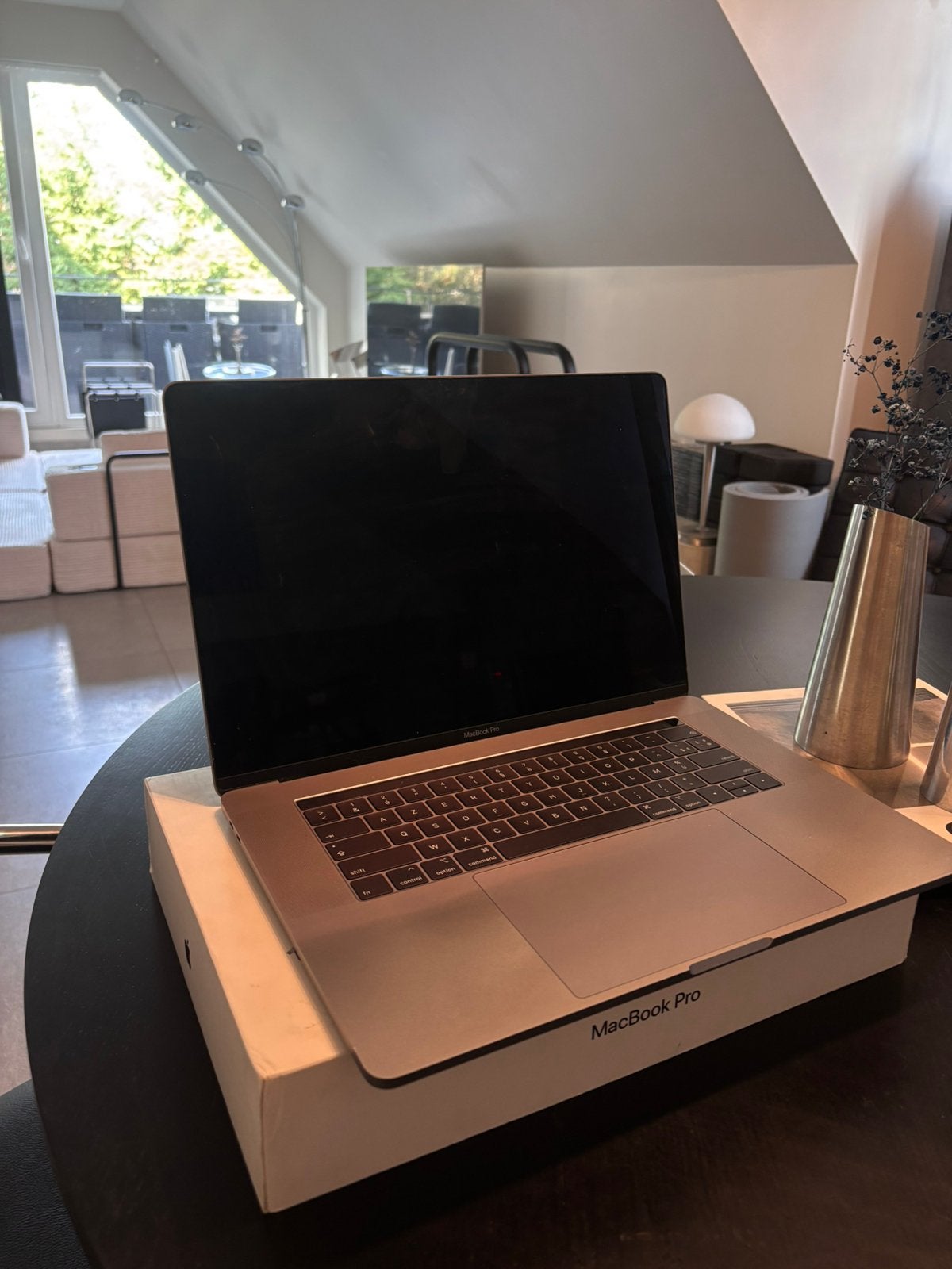 Macbook pro 15inch 2019 met waterschade, Informatique & Logiciels, Enlèvement, Ne fonctionne pas