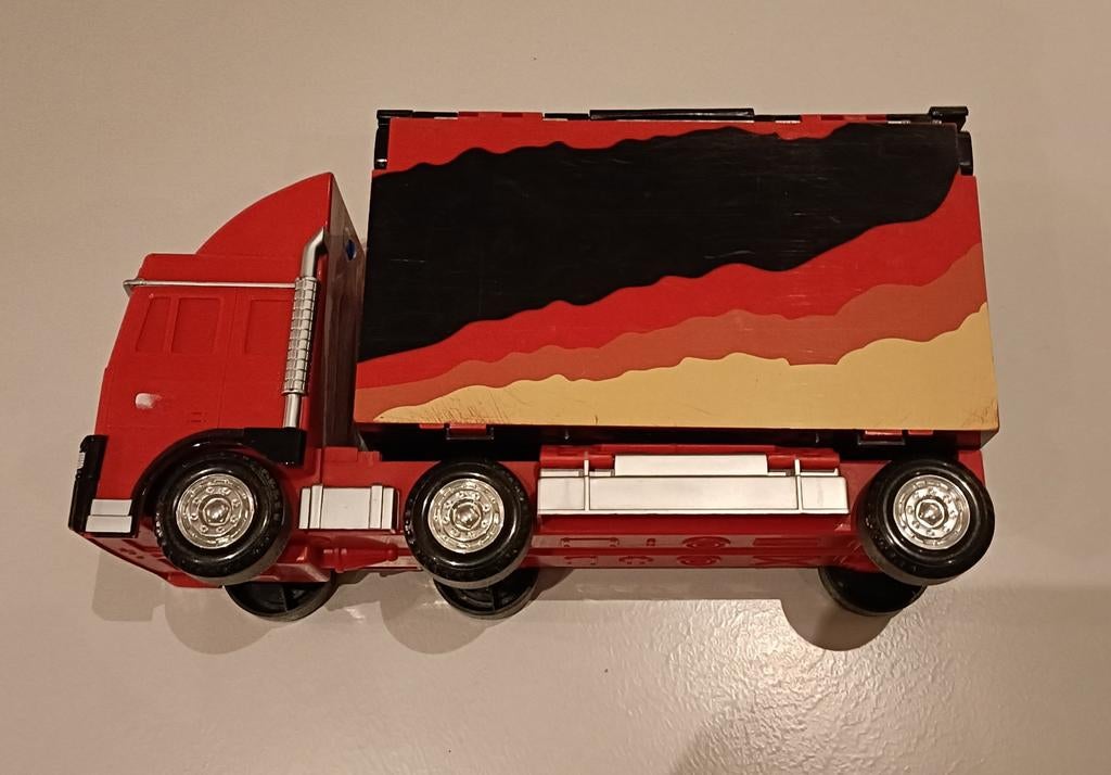 Grote camion met vakjes om dingen in op te bergen, Enlèvement