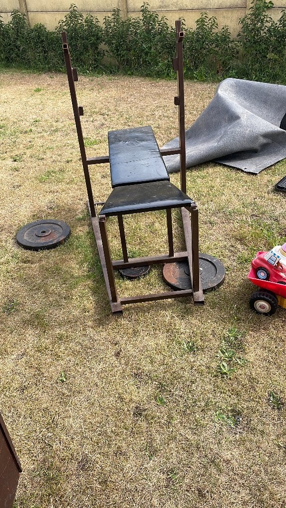 Benchpress met gewichten moet nu weg, Sport en Fitness, Fitnessmaterialen, Ophalen, Gebruikt, Armen, Fitnessbank