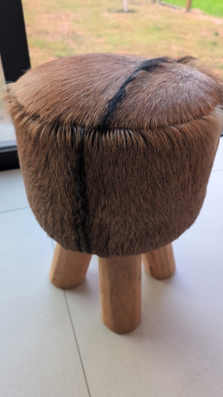houten krukje met koeienhuid bekleding, Ophalen, Zo goed als nieuw, Hout