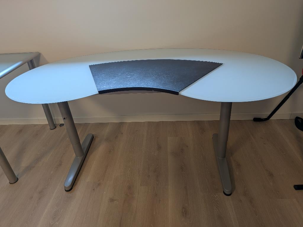 Ikea glazen bureau met bureaubeschermer, hoogte verstelbaar, Huis en Inrichting, Bureaus, Ophalen, 160 cm, 76 cm, Schoolbureau