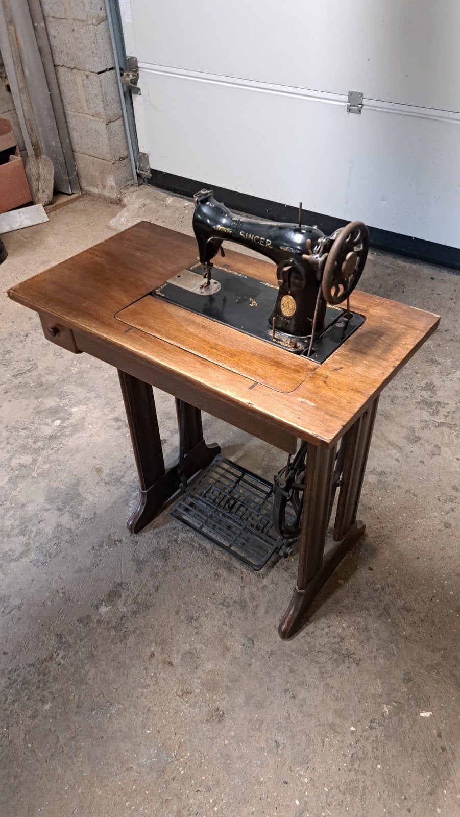 Originele Singer naaimachine uit 1937., Enlèvement
