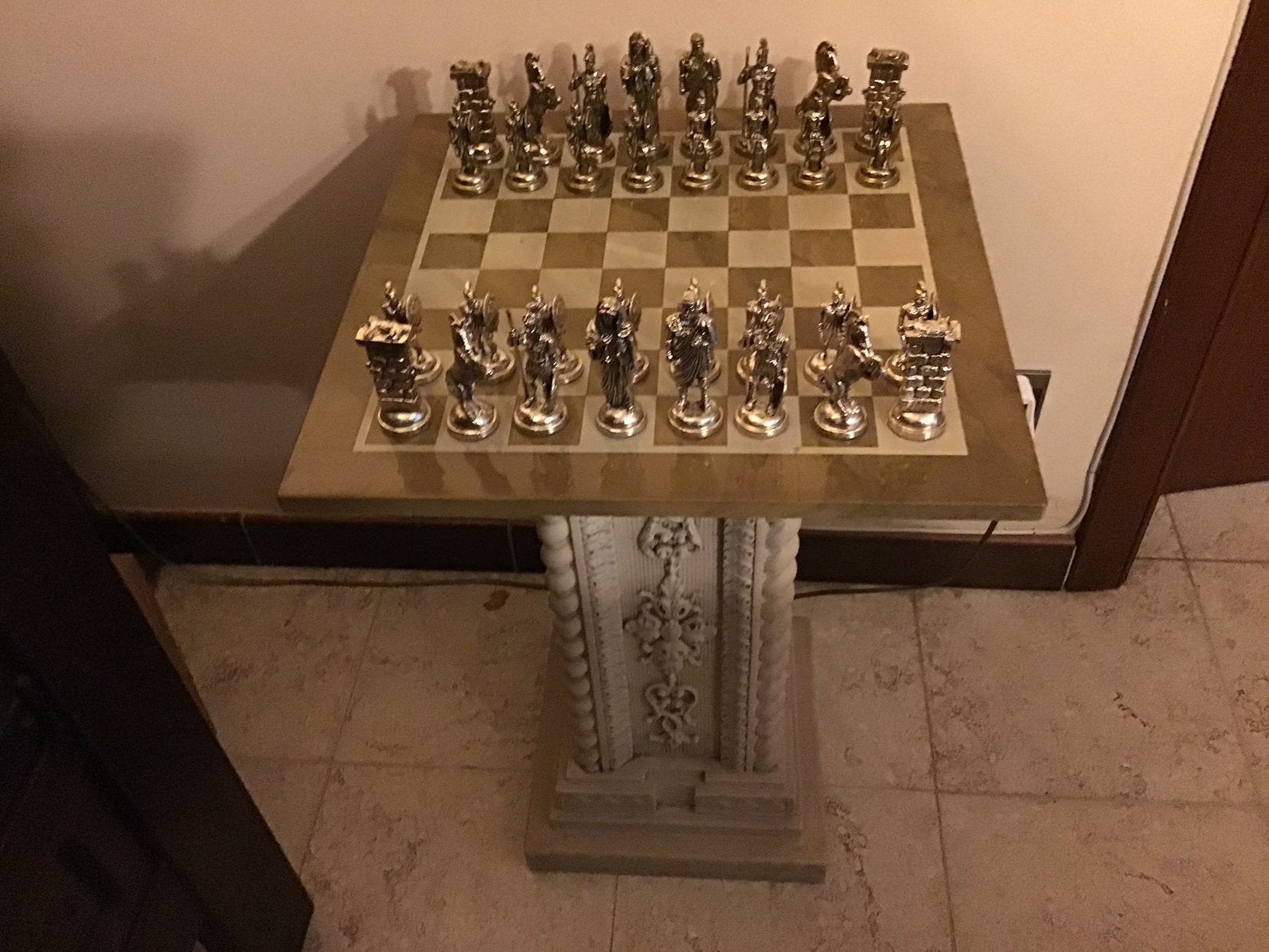 Unieke schaaktafel decoratieve voet en metalen schaakstukken, Ophalen of Verzenden