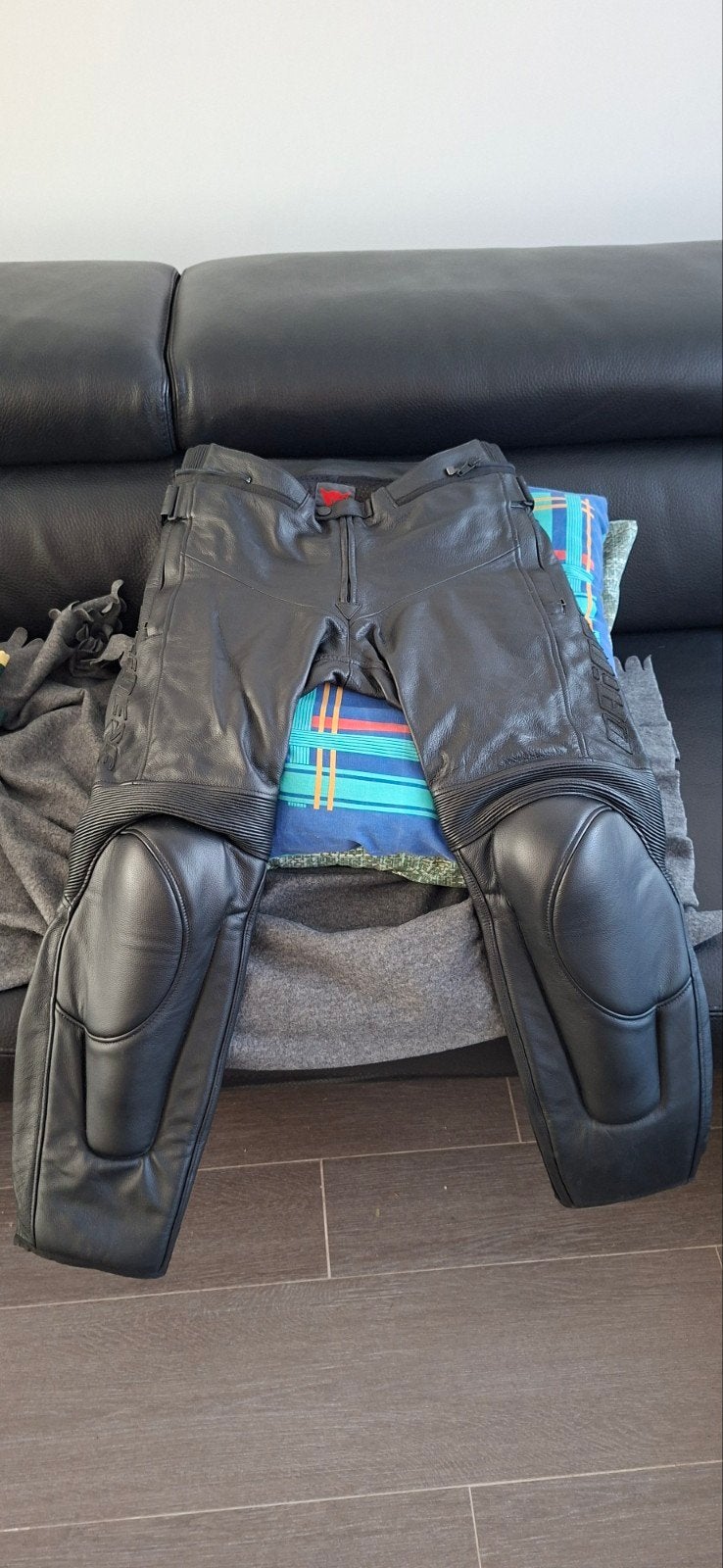 Pantalon moto en cuir Dainese taille 52 comme neuf, Motos, Enlèvement, Pantalon | cuir