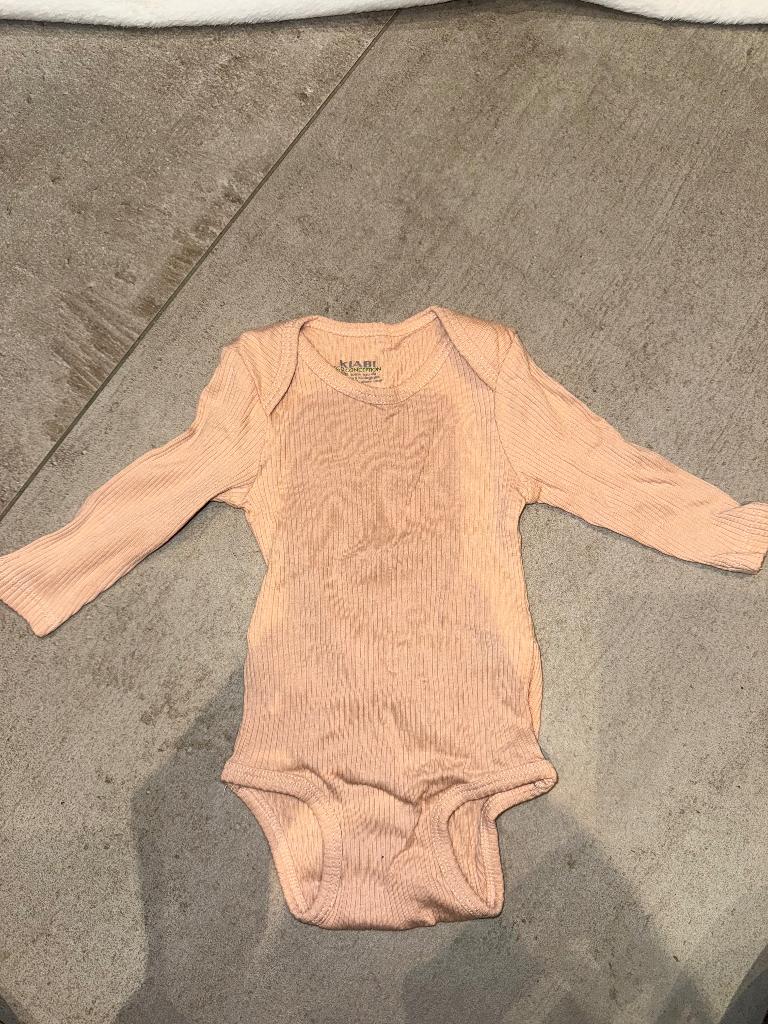 Lot de 2 bodies Kiabi crème/saumon, Kinderen en Baby's, Babykleding | Maat 62, Kiabi, Nacht- of Onderkleding, Jongetje of Meisje