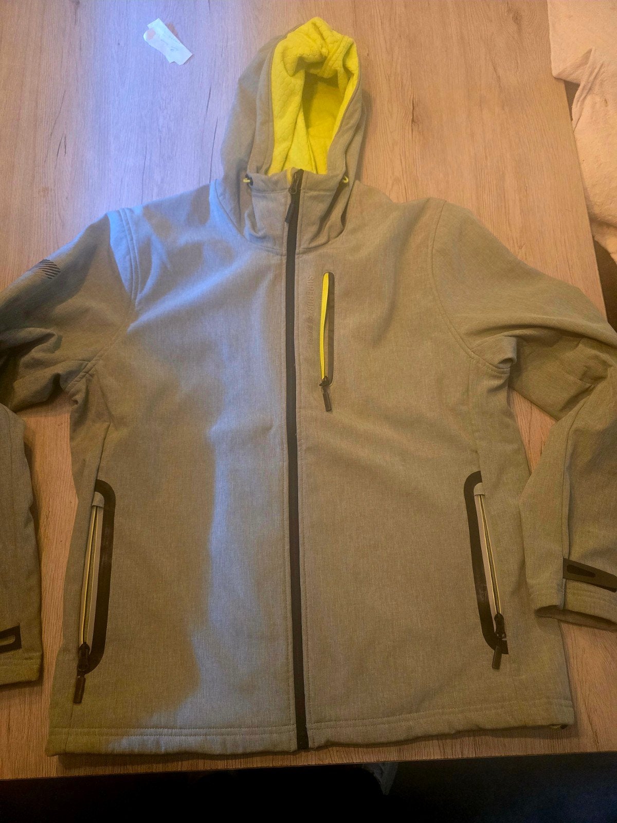 Superdry Hooded Softshell herenjas 2XL
weinig gedragen - Nie, Ophalen, SuperDry, Overige maten, Zo goed als nieuw