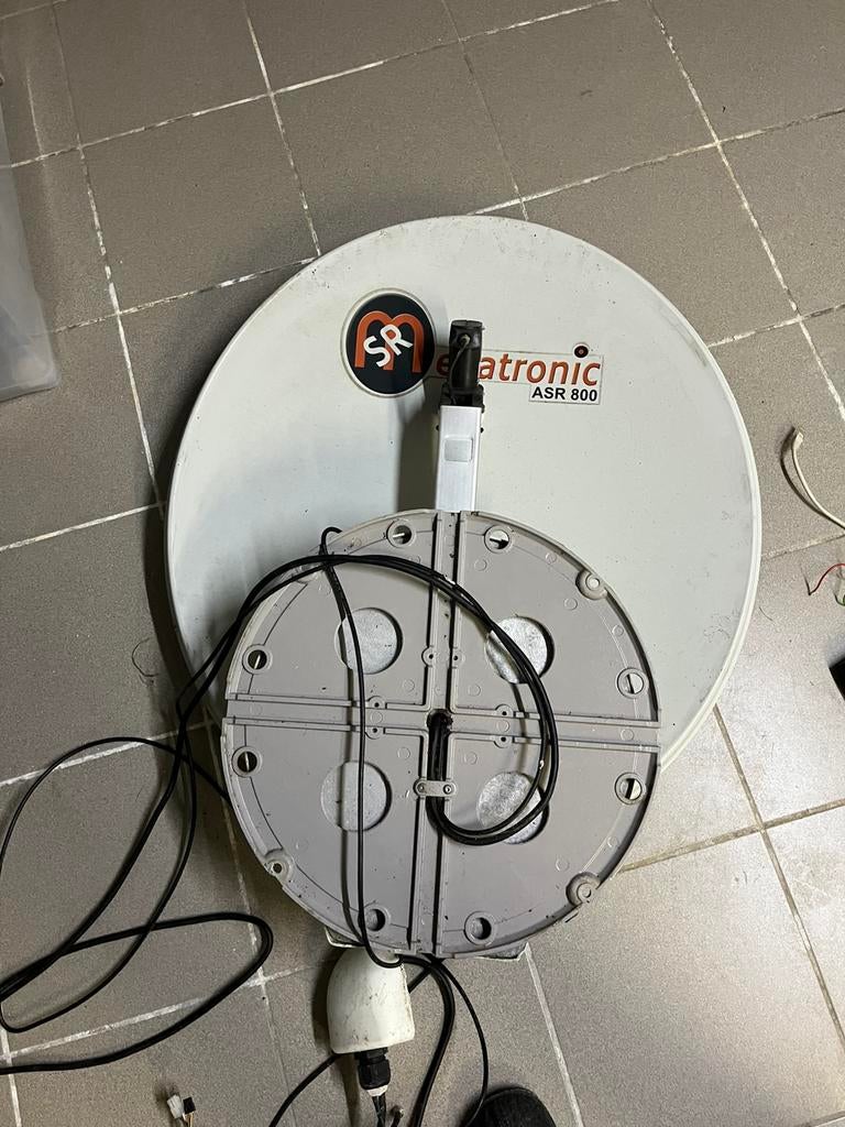 Schotelantenne voor op camper of caravan, Ophalen, Gebruikt, (Schotel)antenne, Overige merken
