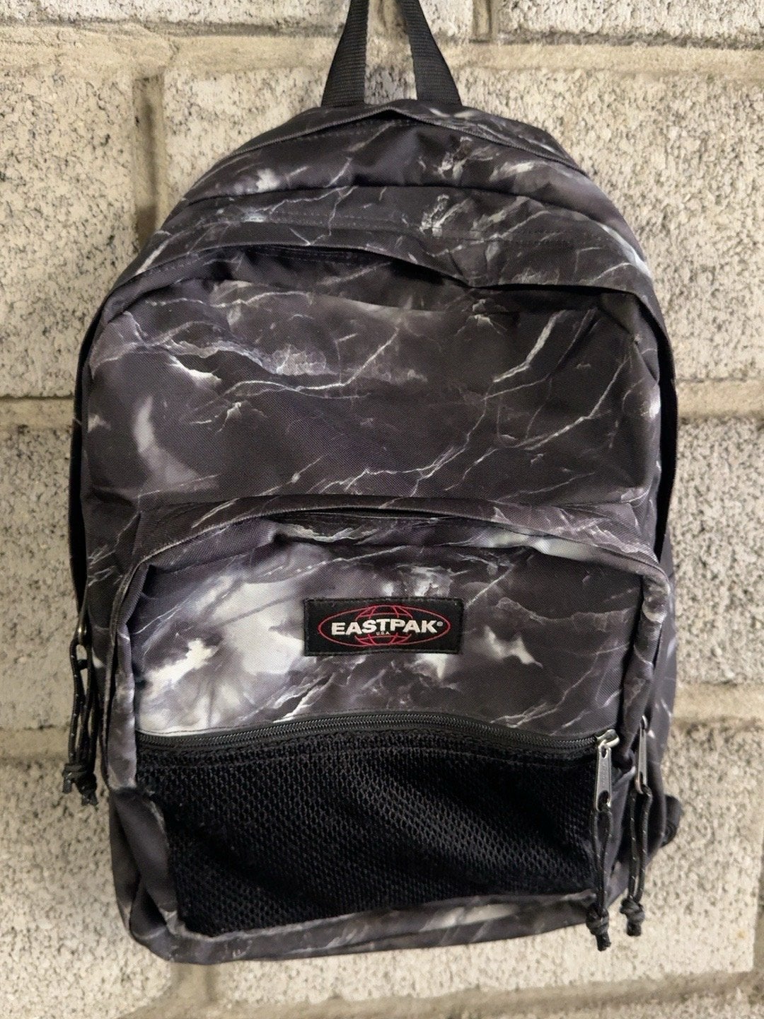 Eastpak Pinnacle rugzak – zwart/grijs marmerprint, Enlèvement, Utilisé, Noir, Porte-documents ou Cartable