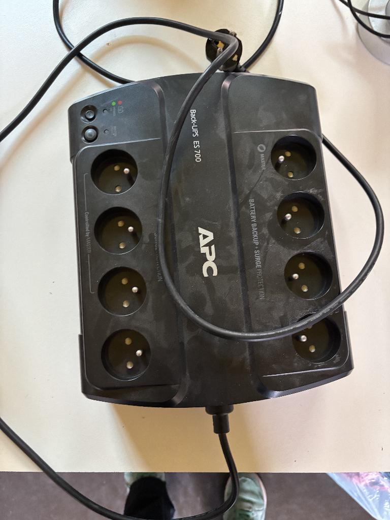 APC BACK-UPS ES 700 - UPS, Computers en Software, Noodvoedingen (UPS), Ophalen, Gebruikt