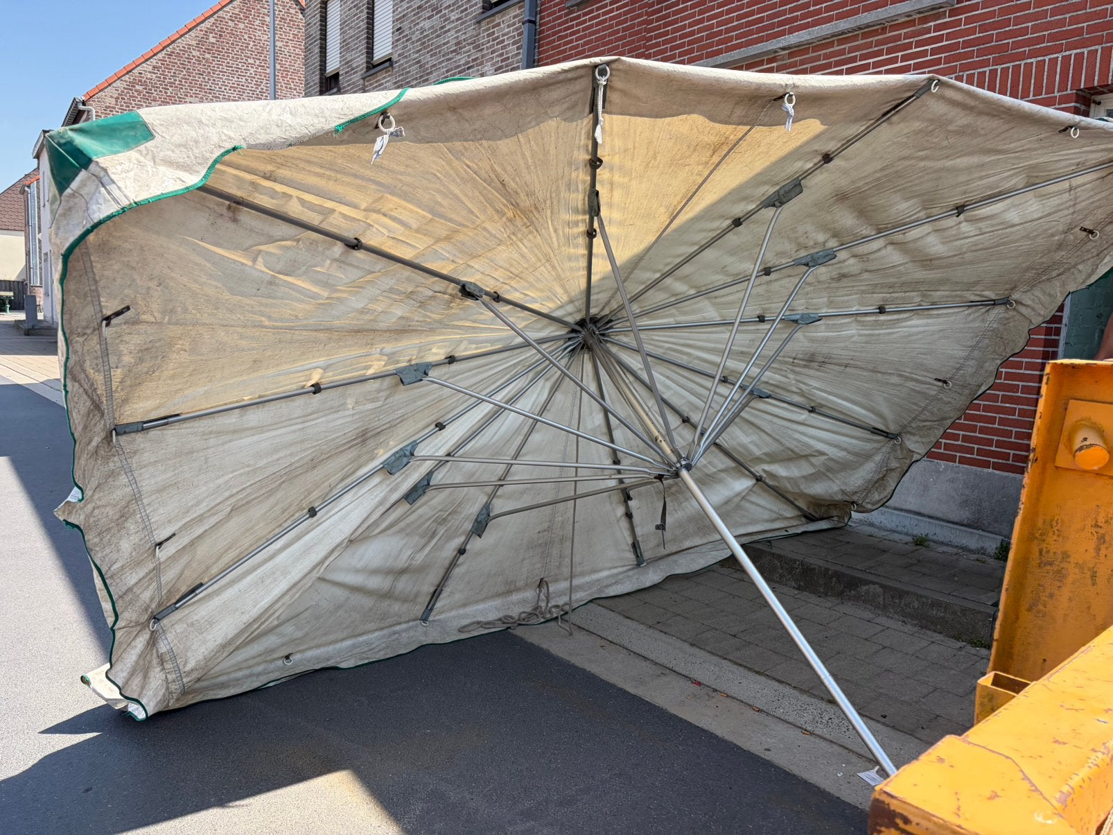 Marktparasol, Ophalen, Zo goed als nieuw