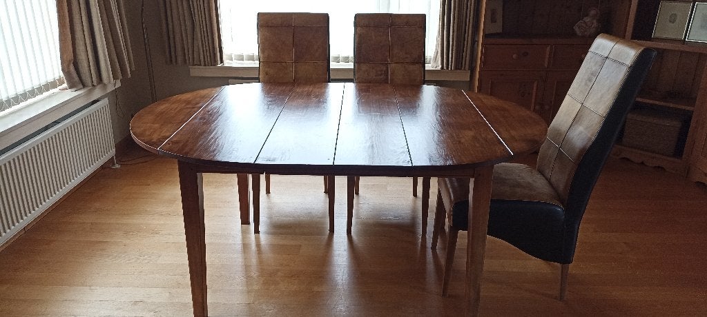 Tafel en stoelen, Ophalen