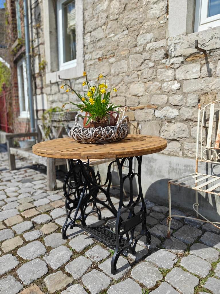 Table vintage fait main en fonte ancienne et bois verni, Tuin en Terras, Tuintafels, Zo goed als nieuw, Rond, Hout, Ophalen