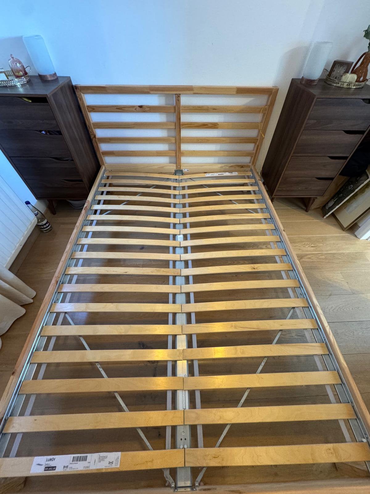 Bed van 140x200 cm + lattenbodem, Ophalen, Zo goed als nieuw, Hout