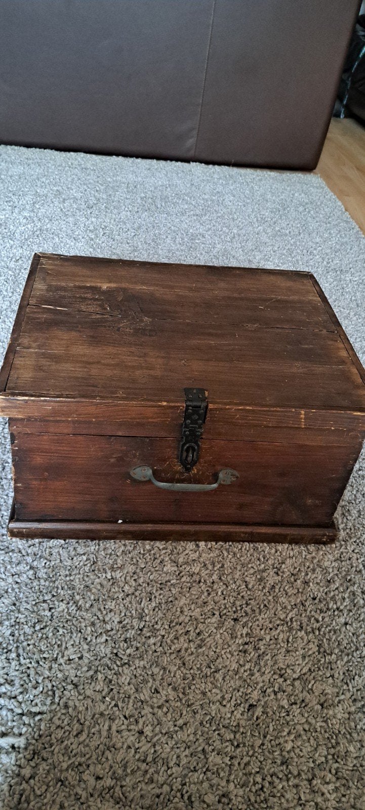 ancien coffre 45 cm sur 35 cm