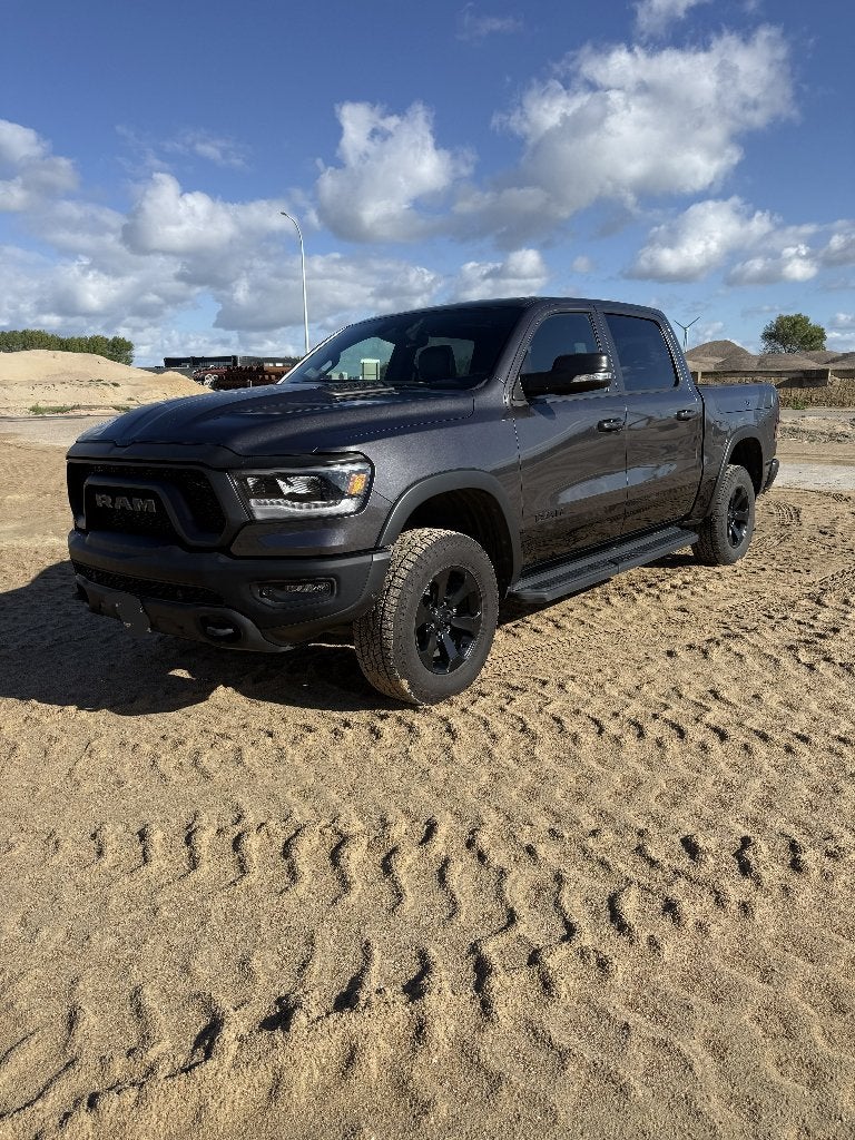 RAM 1500 Rebel, Autos, Argent ou Gris, Achat, Noir, 5 places