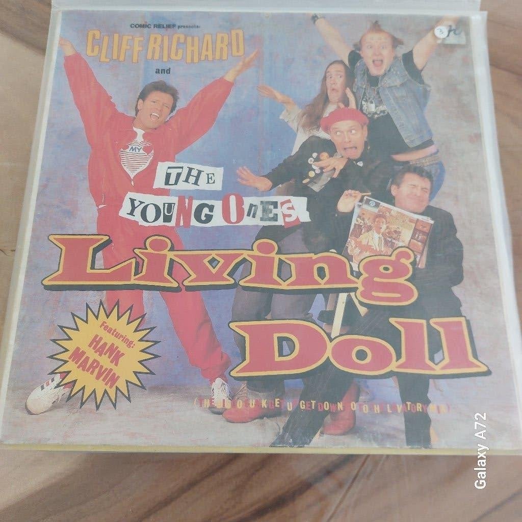 cliff richard & the young ones living doll 12 inch maxi, Gebruikt, Maxi-single, 1980 - 1989, Ophalen of Verzenden