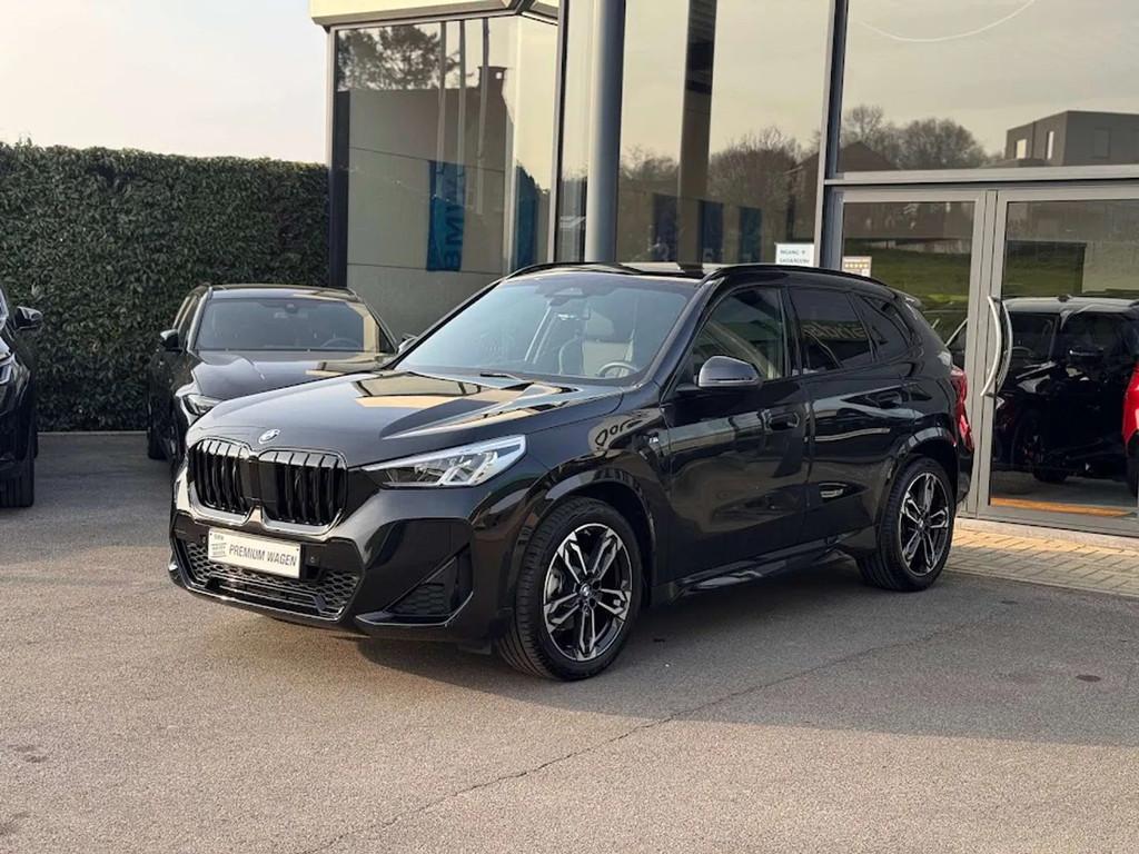 BMW X1 sDrive18i M Sport / PANODAK / TREKHAAK / DODE HOEK, Auto's, Gebruikt, Zwart, 136 pk, Zwart
