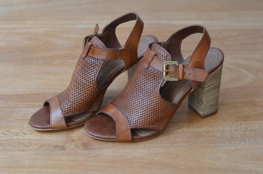 BRUINE DAMESSANDALEN MET HOGE BLOKHAK/M 38/HAMPTON BAYS, Kleding | Dames, Schoenen, Bruin, Ophalen of Verzenden, Schoenen met hoge hakken