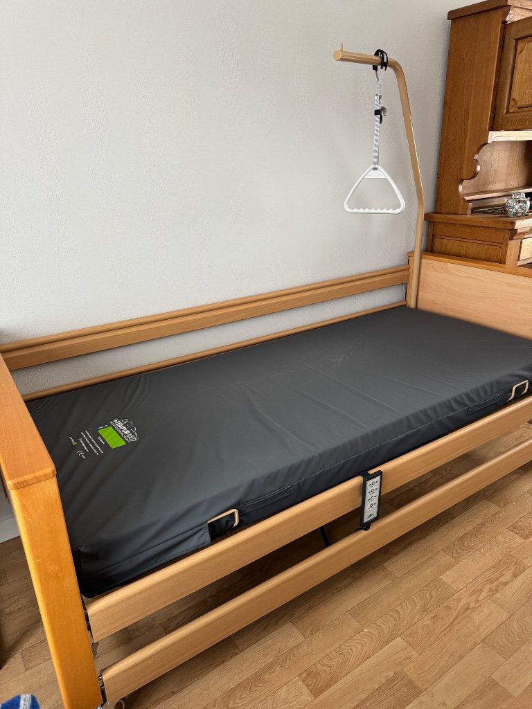 Elektrisch verstelbaar ziekenhuisbed, Diversen, Verpleegmiddelen, Ophalen, Zo goed als nieuw