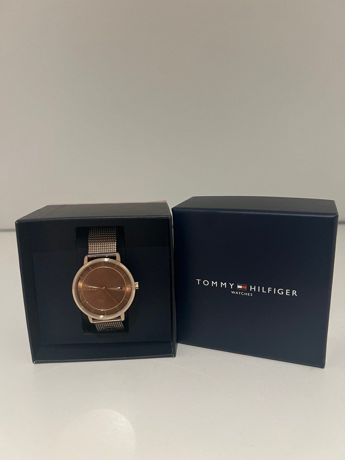 Montre Tommy Hilfiger en or rose pour femme, boîte incluse, Enlèvement, Comme neuf, Or