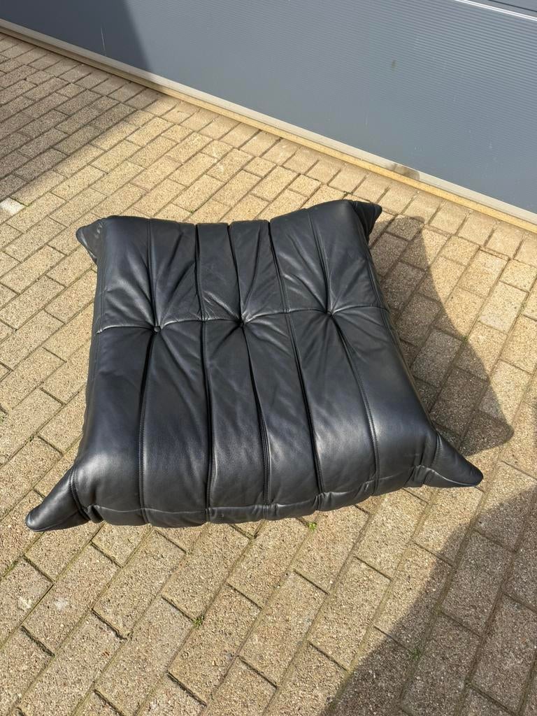 100% authentieke Togo Ligne Roset poef origineel zwart leder, Huis en Inrichting, Ophalen of Verzenden, Knoll vitra mah jong flos sede b&b italia artifort cassina edra