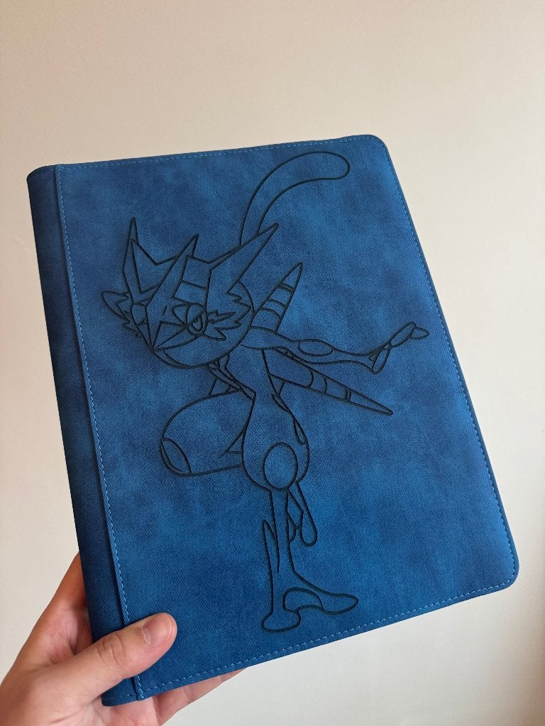 Pokemon Binder Greninja, Hobby en Vrije tijd, Verzamelkaartspellen | Pokémon, Nieuw, Boek of Catalogus, Ophalen of Verzenden