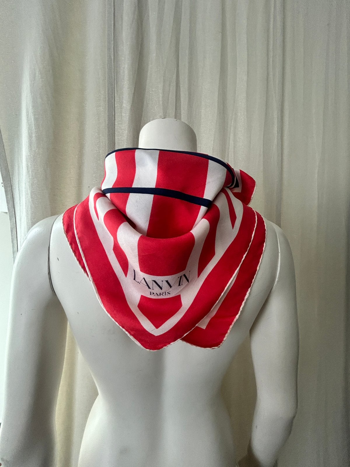 Lanvin foulard  soie motifs 67cm, Enlèvement ou Envoi, Comme neuf