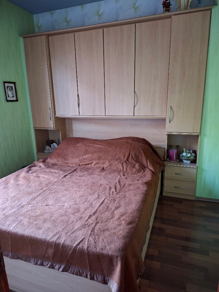 Bed met kastjes boven het hoofdeinde., Huis en Inrichting, Ophalen, Gebruikt, Beige, Tweepersoons