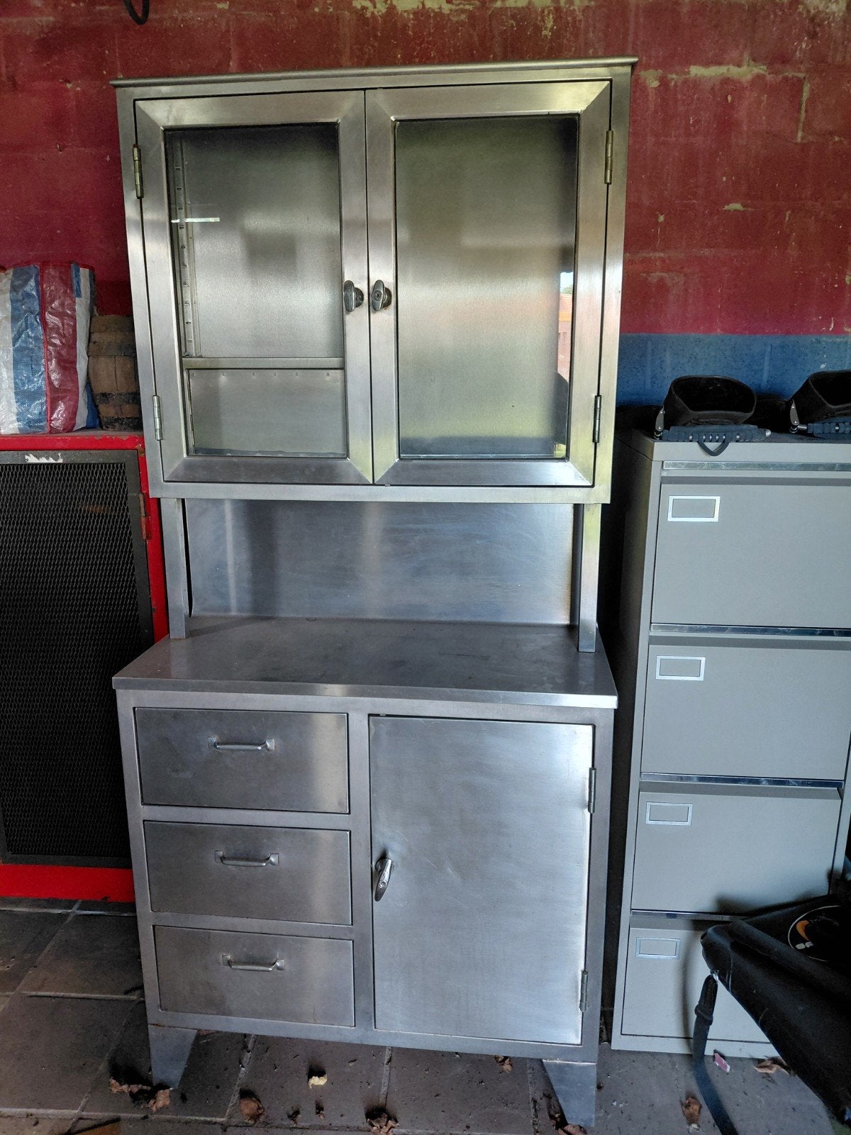 Rvs kast, Ophalen