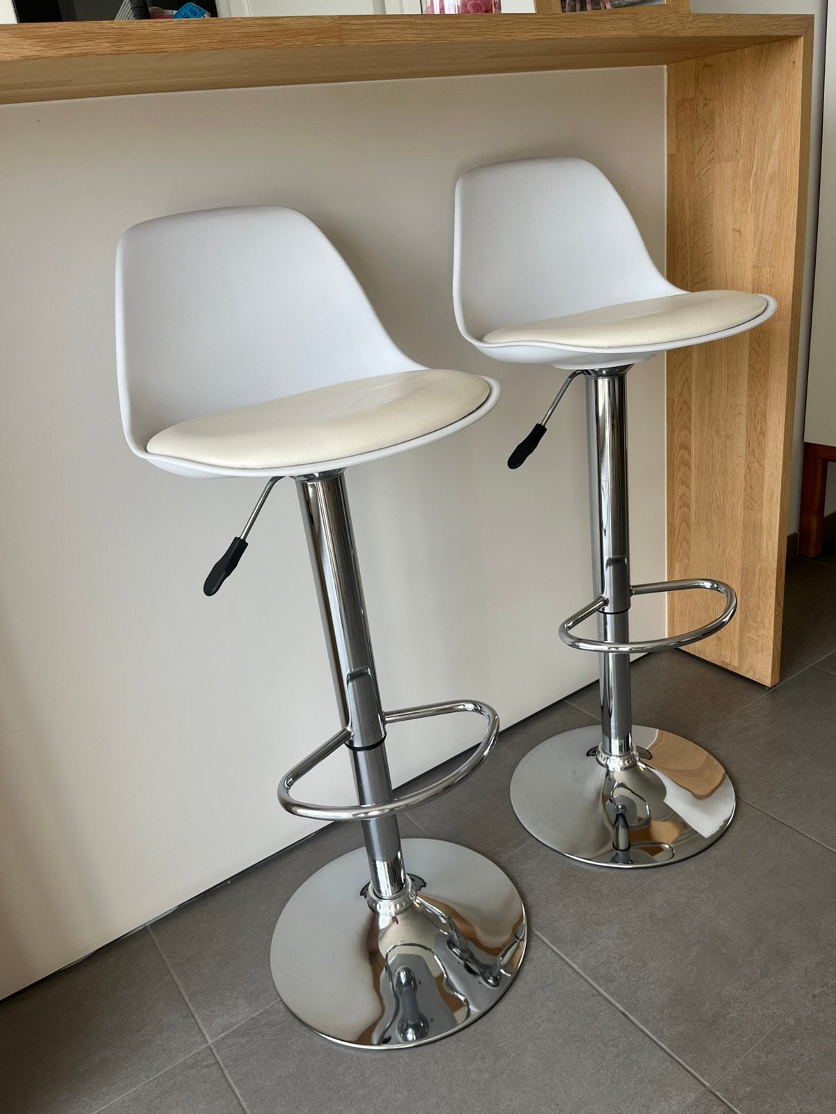 2 witte barkrukken in hoogte verstelbaar wit/ecru, Synthétique, 2 tabourets, Comme neuf, Enlèvement