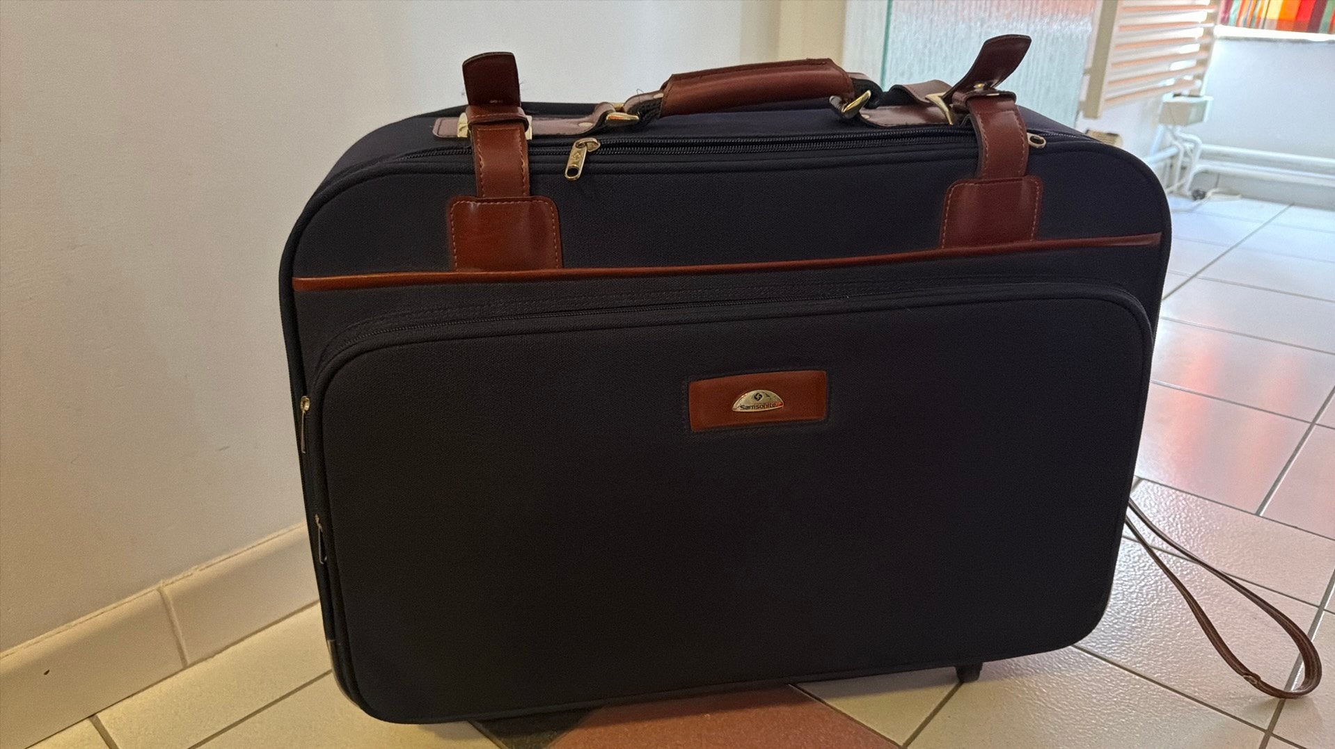 Samsonite 60x40x20 handbagagekoffer nieuw blauw, Ophalen, Zo goed als nieuw, Leer, Wieltjes