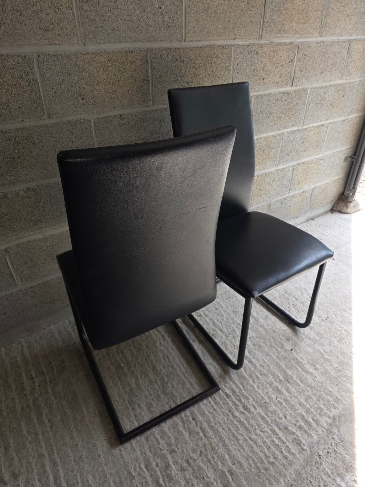 6 zwarte eetkamerstoelen - lederlook, Ophalen, Zwart