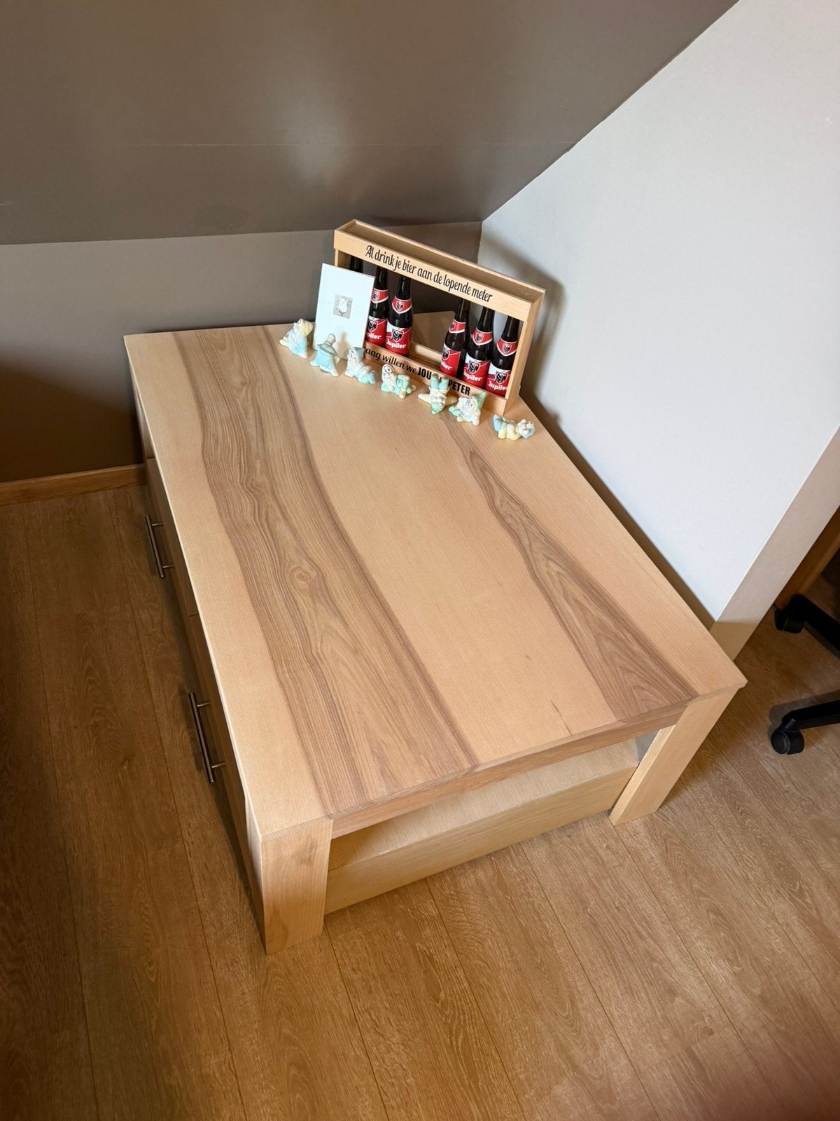 Salon tafel, Enlèvement