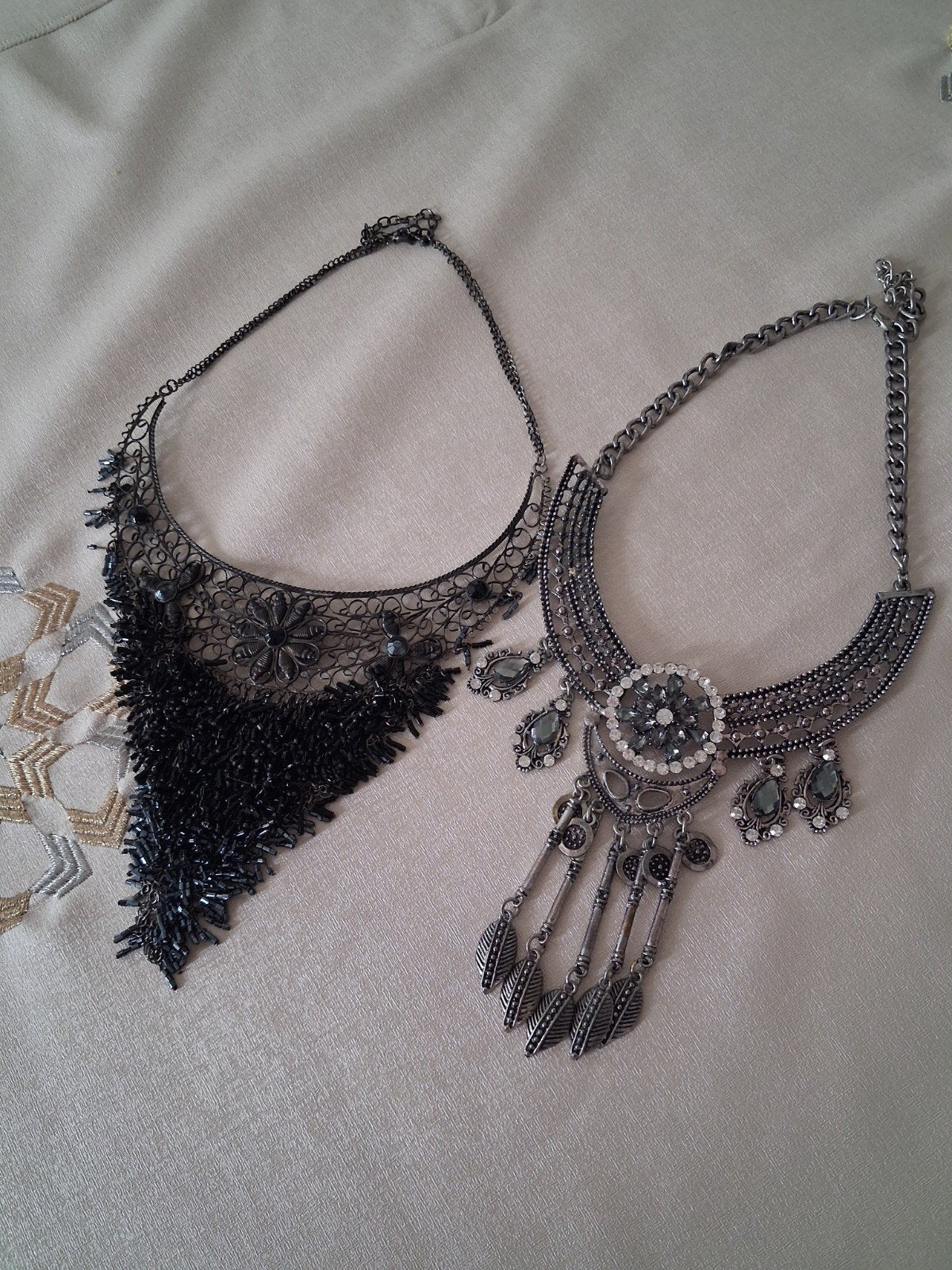 Deux colliers, Bijoux, Sacs & Beauté, Colliers, Enlèvement ou Envoi, Comme neuf, Argent, Autres matériaux