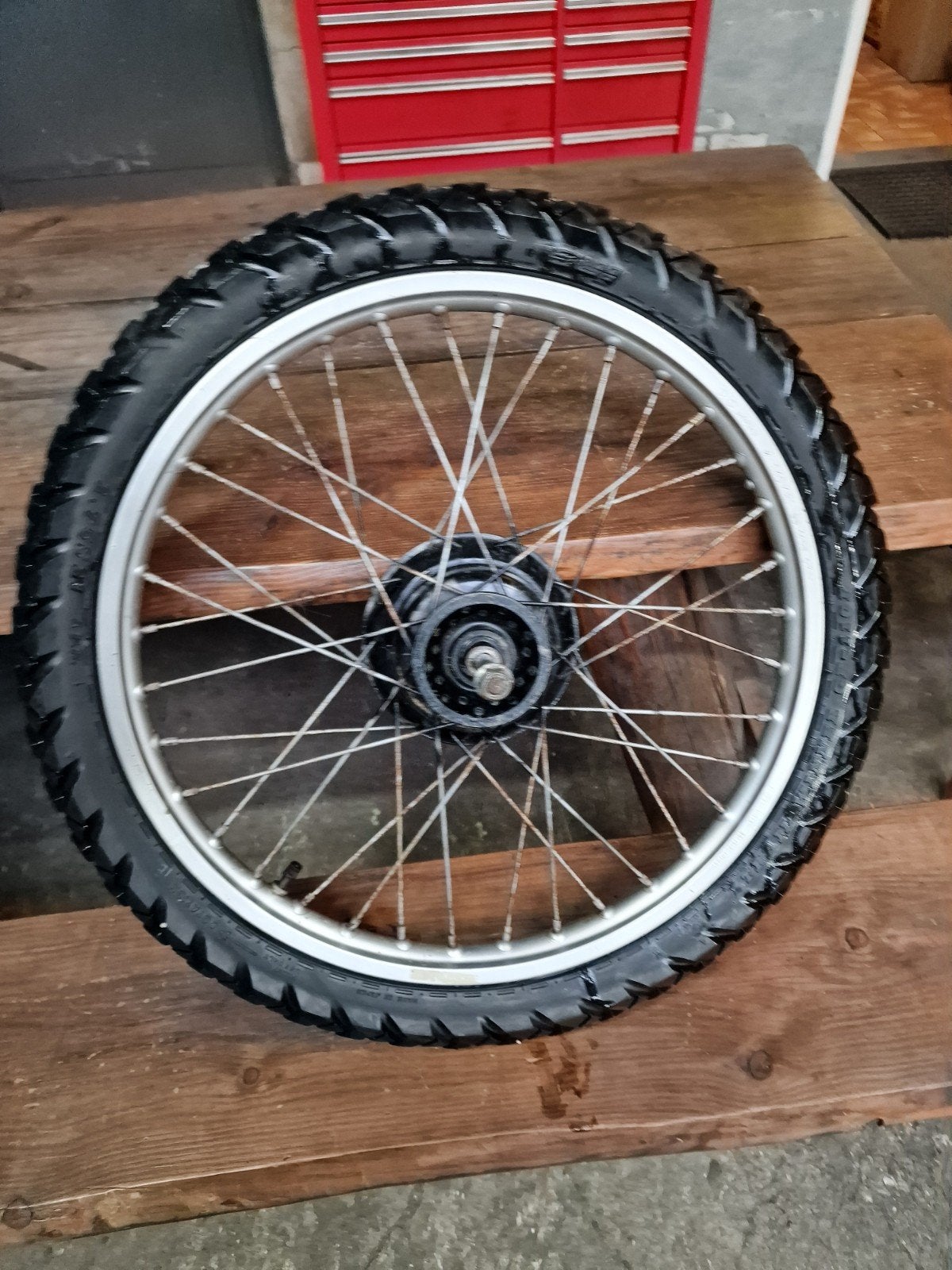 Roue avant de la Honda MTX125 JD05 en très bon état !

Tambo, Vélos & Vélomoteurs, Enlèvement ou Envoi