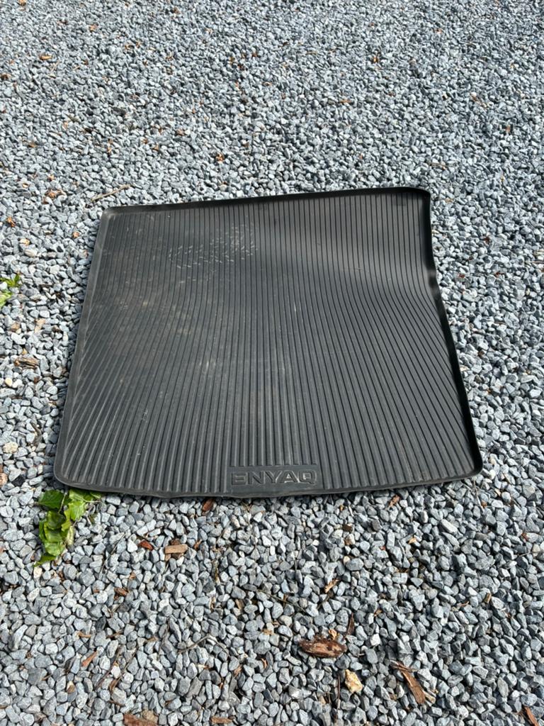 Rubberen koffermat skoda enyaq 2025, Auto diversen, Kofferbakmatten, Ophalen, Zo goed als nieuw