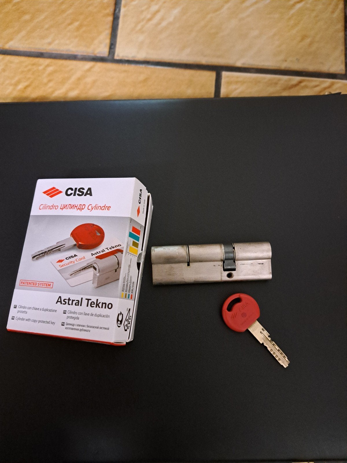 Cilinderslot van het merk CISA., Enlèvement, Utilisé