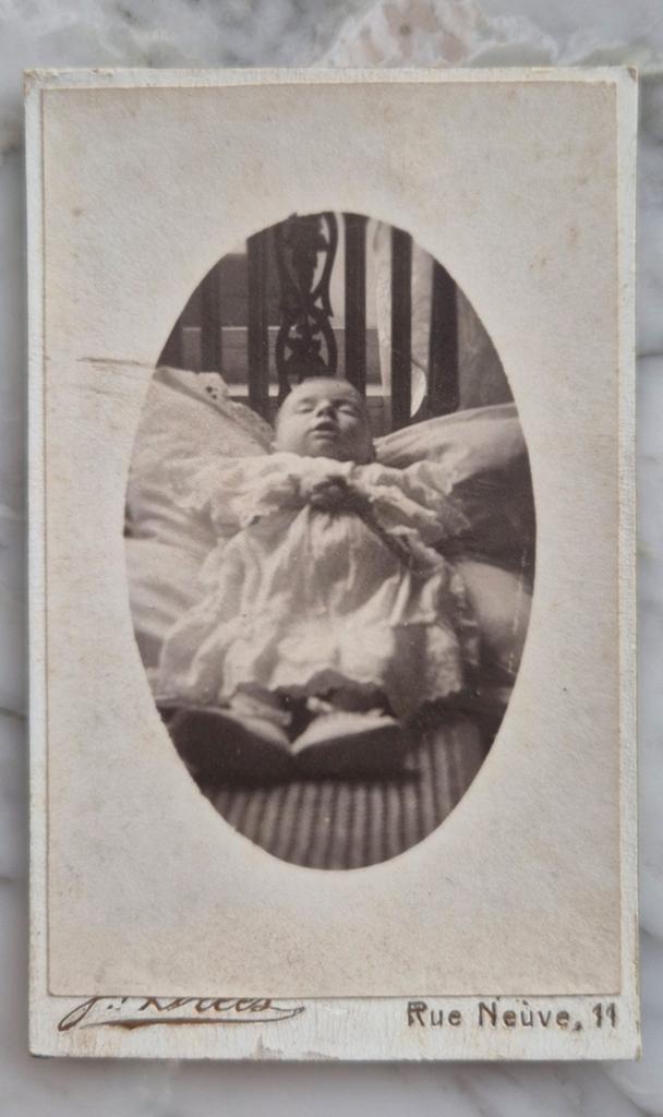 Curiosité - portrait funéraire d’un bébé - début XXe, Antiquités & Art, Curiosités & Brocante, Enlèvement ou Envoi