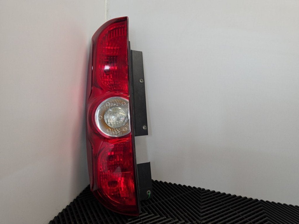 FEU ARRIÈRE GAUCHE Opel Combo (|95513787|519248460|), Autos : Pièces & Accessoires, Opel, Opel Automobile GmbH, Utilisé, Kontakt-opel@opel.com