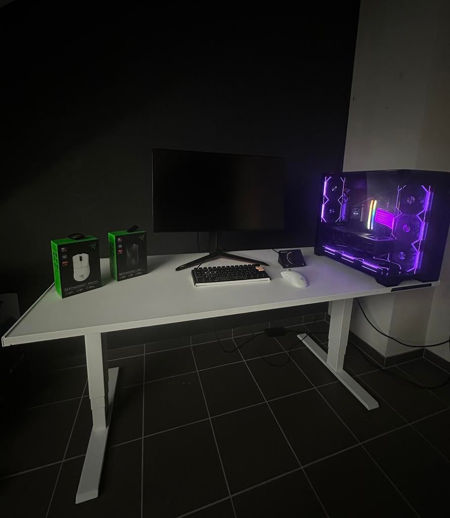 Gaming setup, Huis en Inrichting, Bureaus, Zo goed als nieuw, Zit-sta bureau, Overige merken, Metaal, Wit, Elektrisch, In hoogte verstelbaar