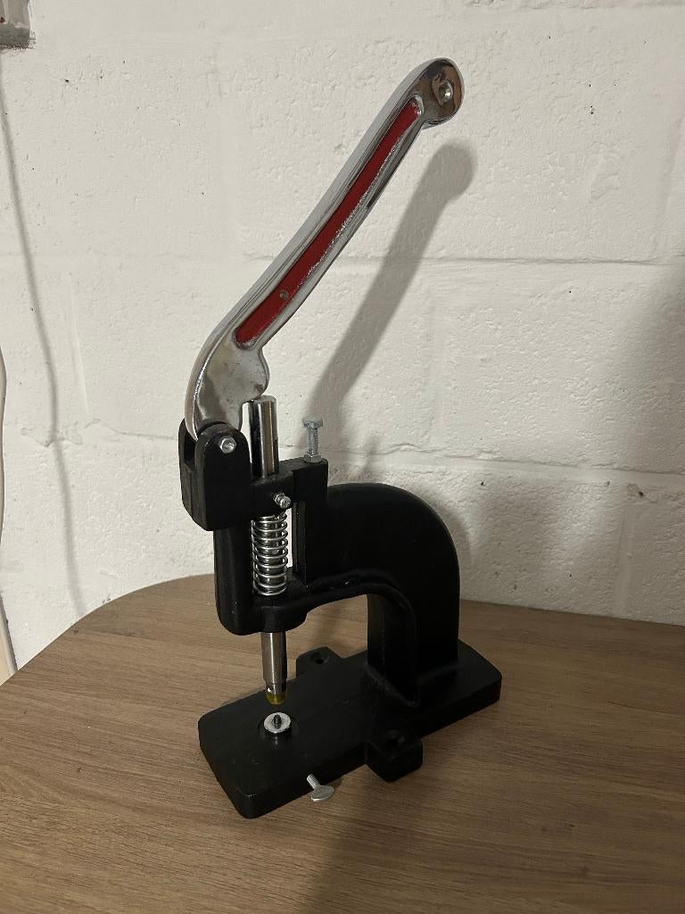 Drukknopen machine met drukknopen, Ophalen, Zo goed als nieuw, Knoop of Knopen