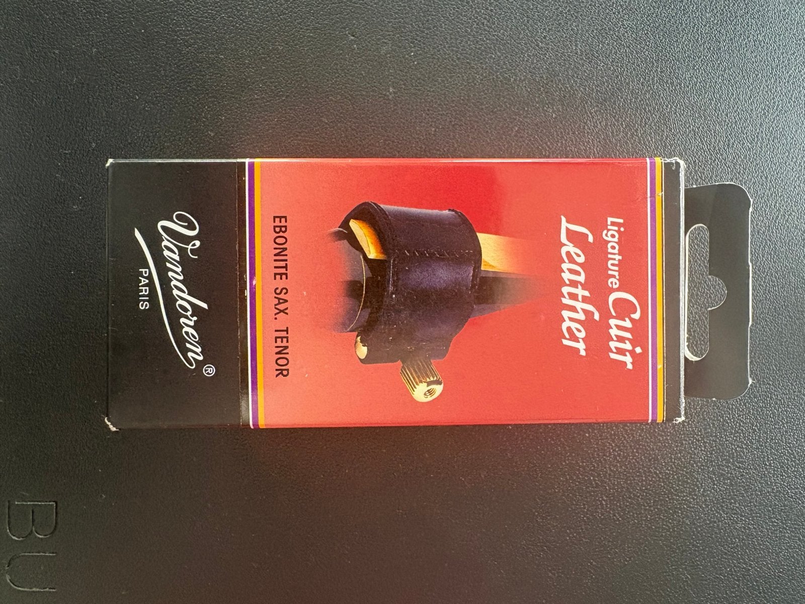 Ligature en cuir Vandoren pour saxophone ténor, Muziek en Instrumenten, Blaasinstrumenten | Saxofoons, Ophalen of Verzenden, Zo goed als nieuw