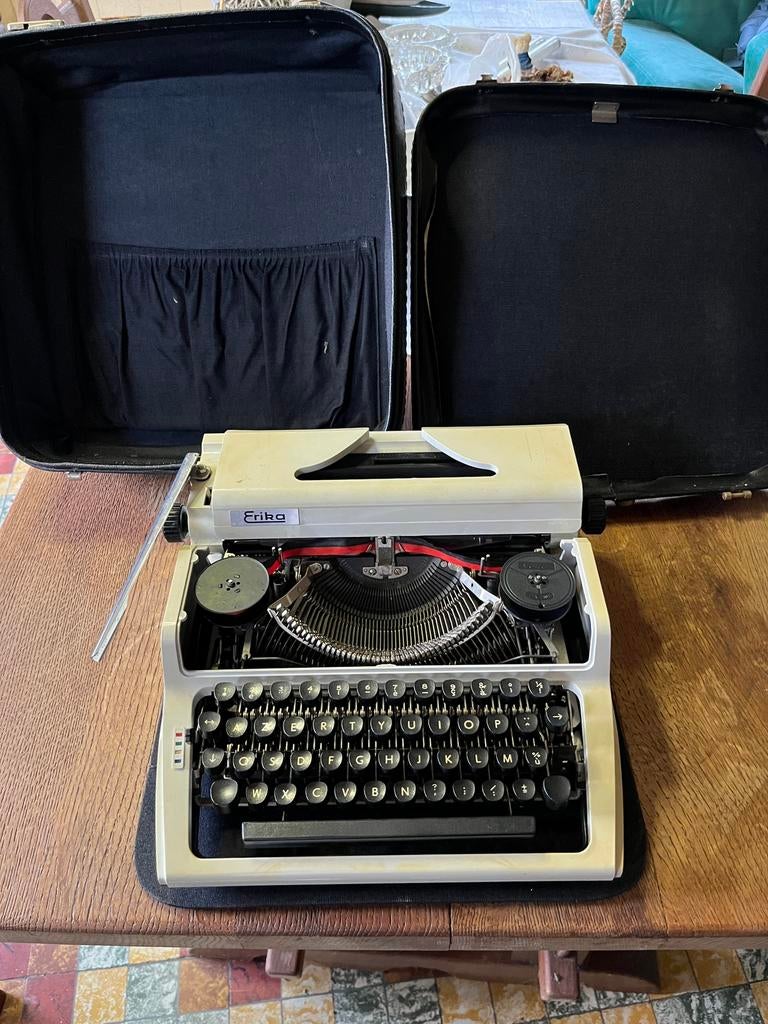 Machine à écrire Erika vintage avec étui, Enlèvement, Comme neuf