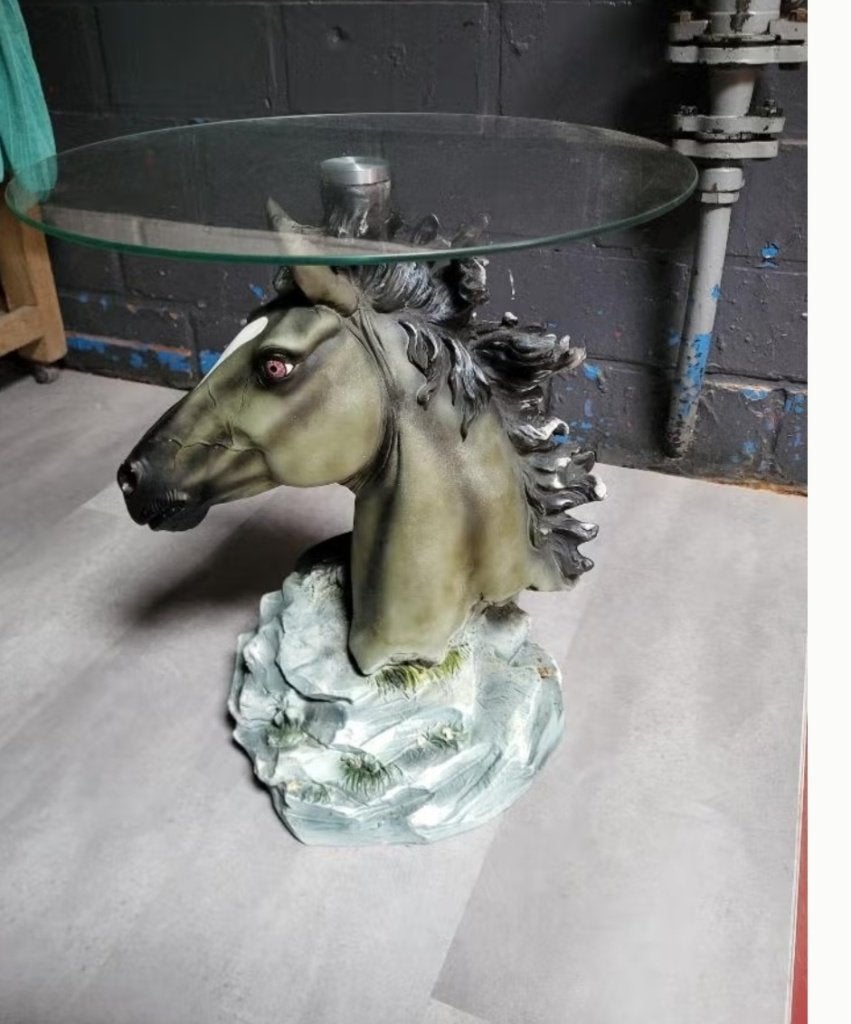 Bijzet tafeltje paarden, Enlèvement