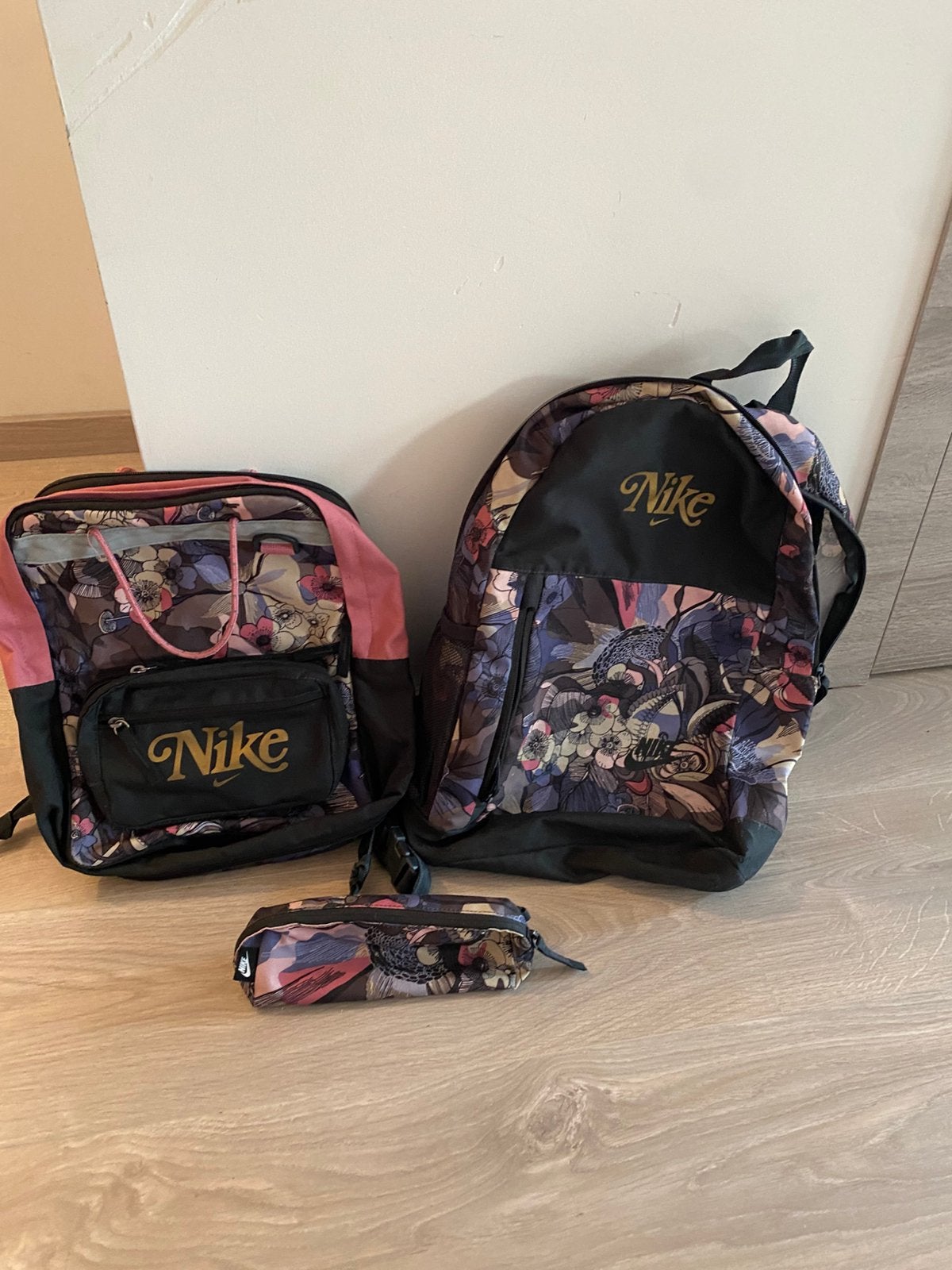 Sac a dos , plumier et sac a diner pour filles Nike, Enlèvement, Comme neuf, Sac à dos
