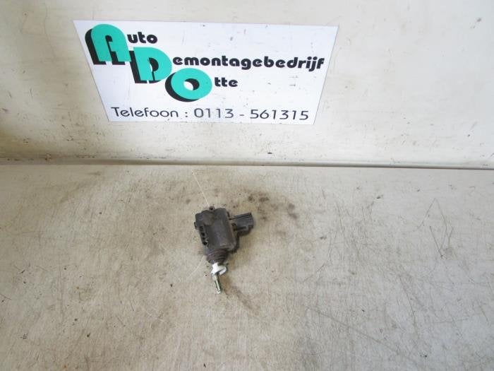 Moteur de verrouillage clapet réservoir d'un Ford C-Max (C-, -, 3 mois de garantie, -, -